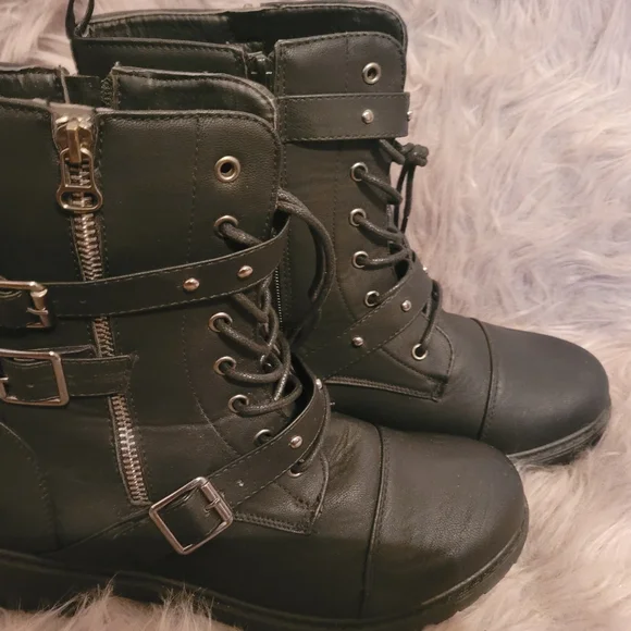 Black boots - Picture 2 of 5